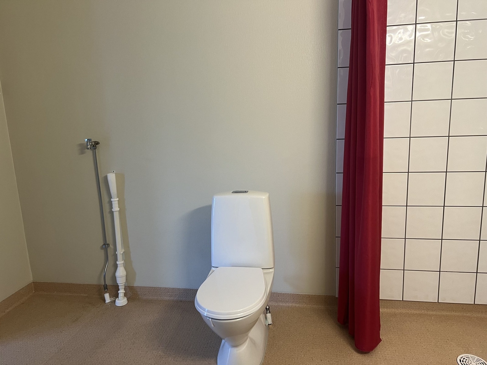 Kombinert bade-/vaskerom, med opplegg for vaskemaskin Galleribilde