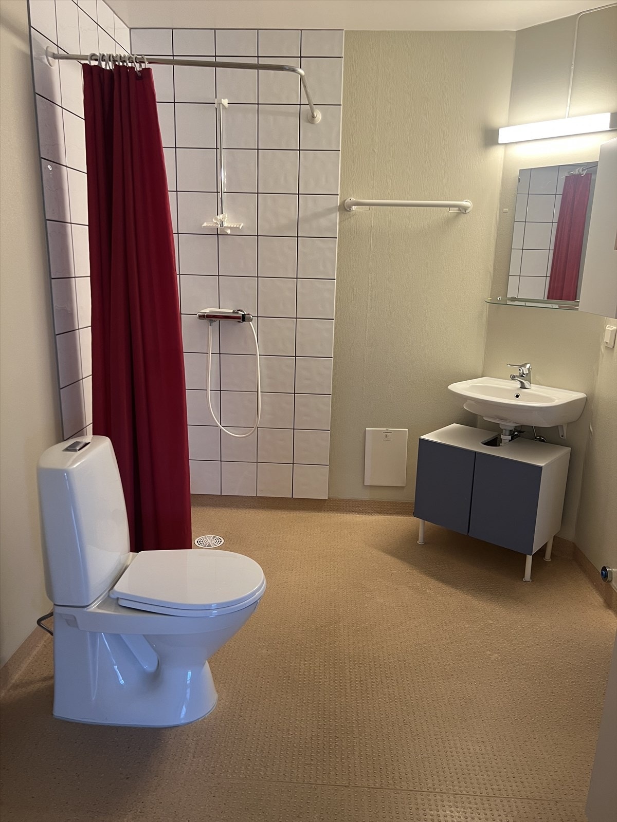 Baderom, hvor det også er opplegg for vaskemaskin Galleribilde