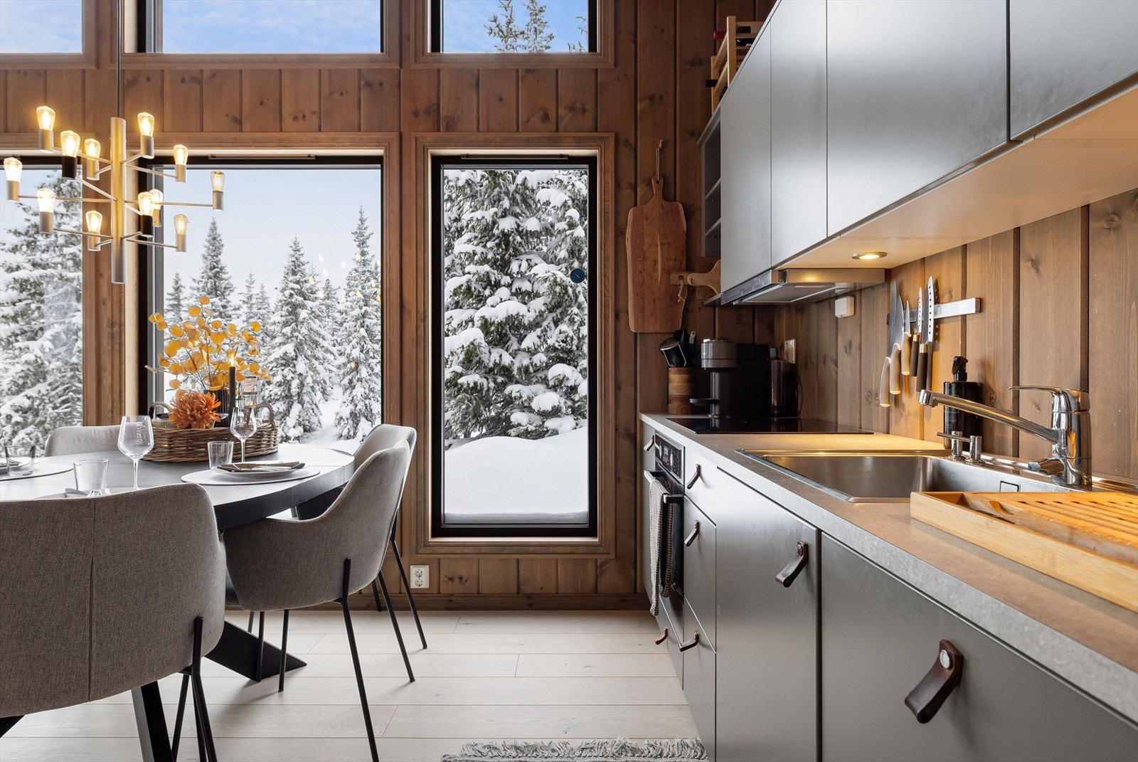 Laminert benkeplate med nedfelt oppvaskkum i rustfritt stål med ett-greps blandebatteri. Galleribilde