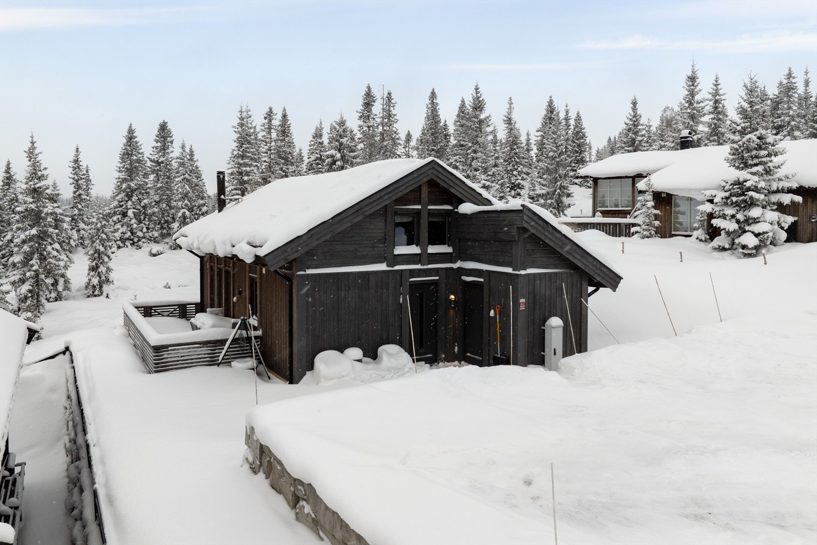 Det er biloppstillingsplasser utenfor hytta. Galleribilde