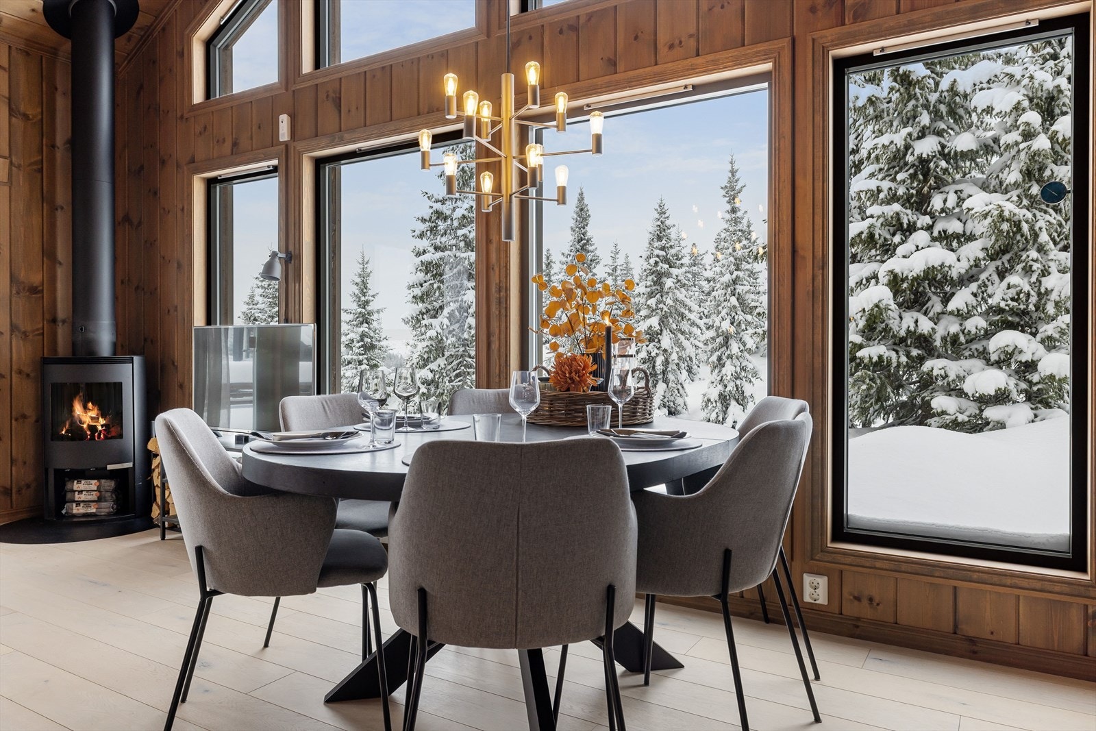 Stua har meget god takhøyde og mange store vinduer som slikker inn rikelig med naturlig lys, samtidig som man får flott utsyn over naturen utenfor. Galleribilde