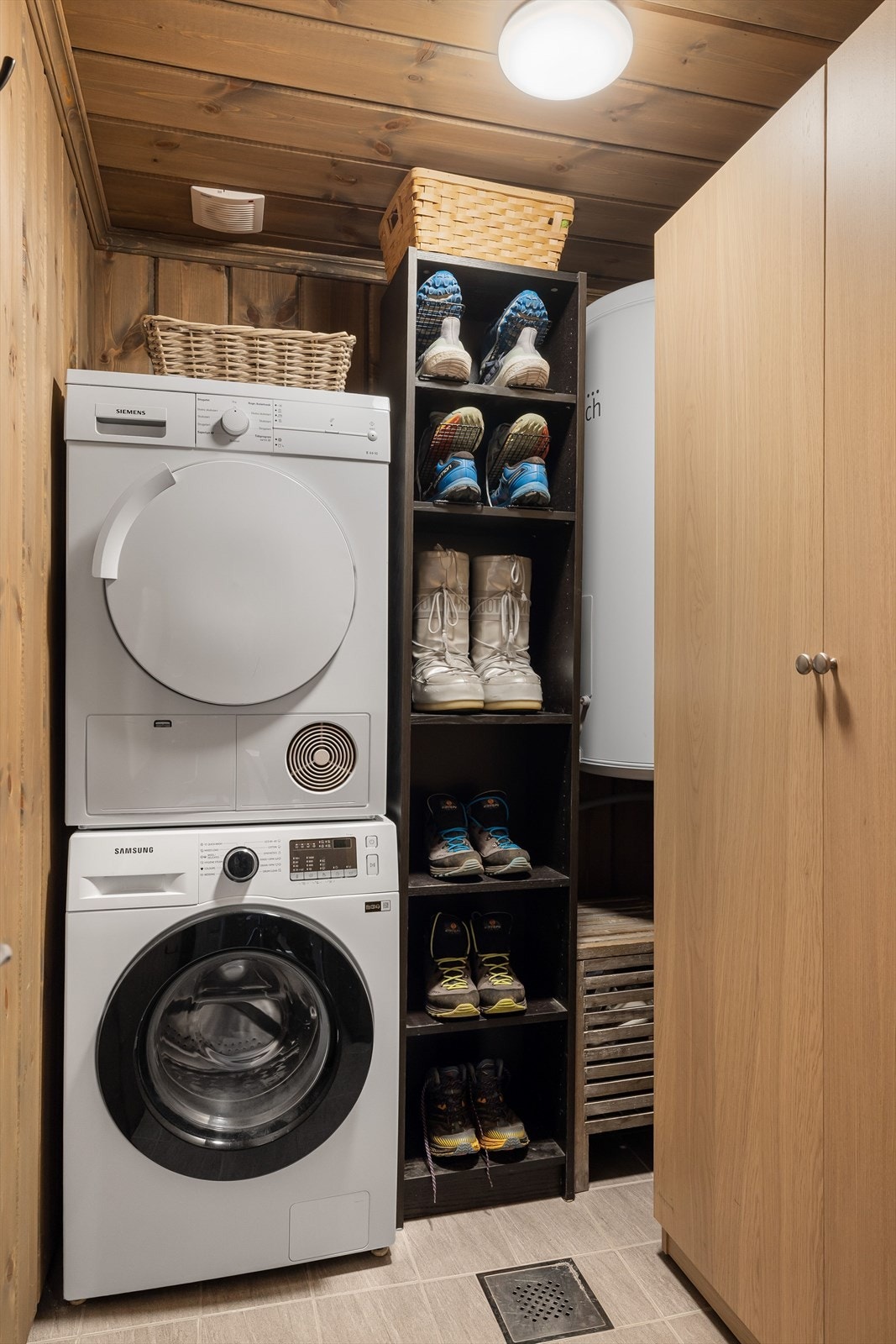 Praktisk teknisk rom/vaskerom med flislagt gulv. Det er opplegg for vaskemaskin og tørketrommel i tillegg til plass for oppbevaring. Galleribilde