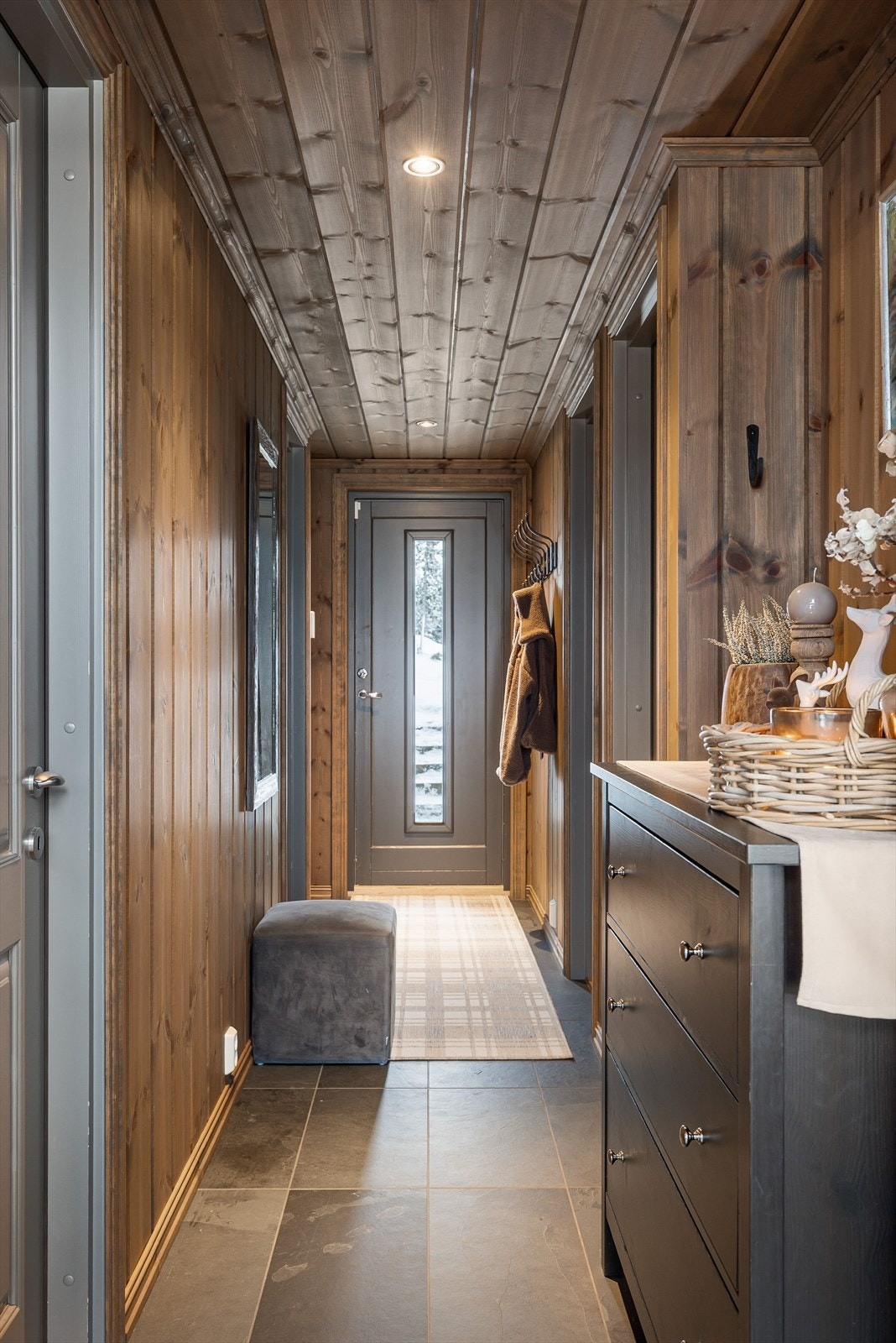 Gangen er flislagt med varmekabler i gulvet. Galleribilde