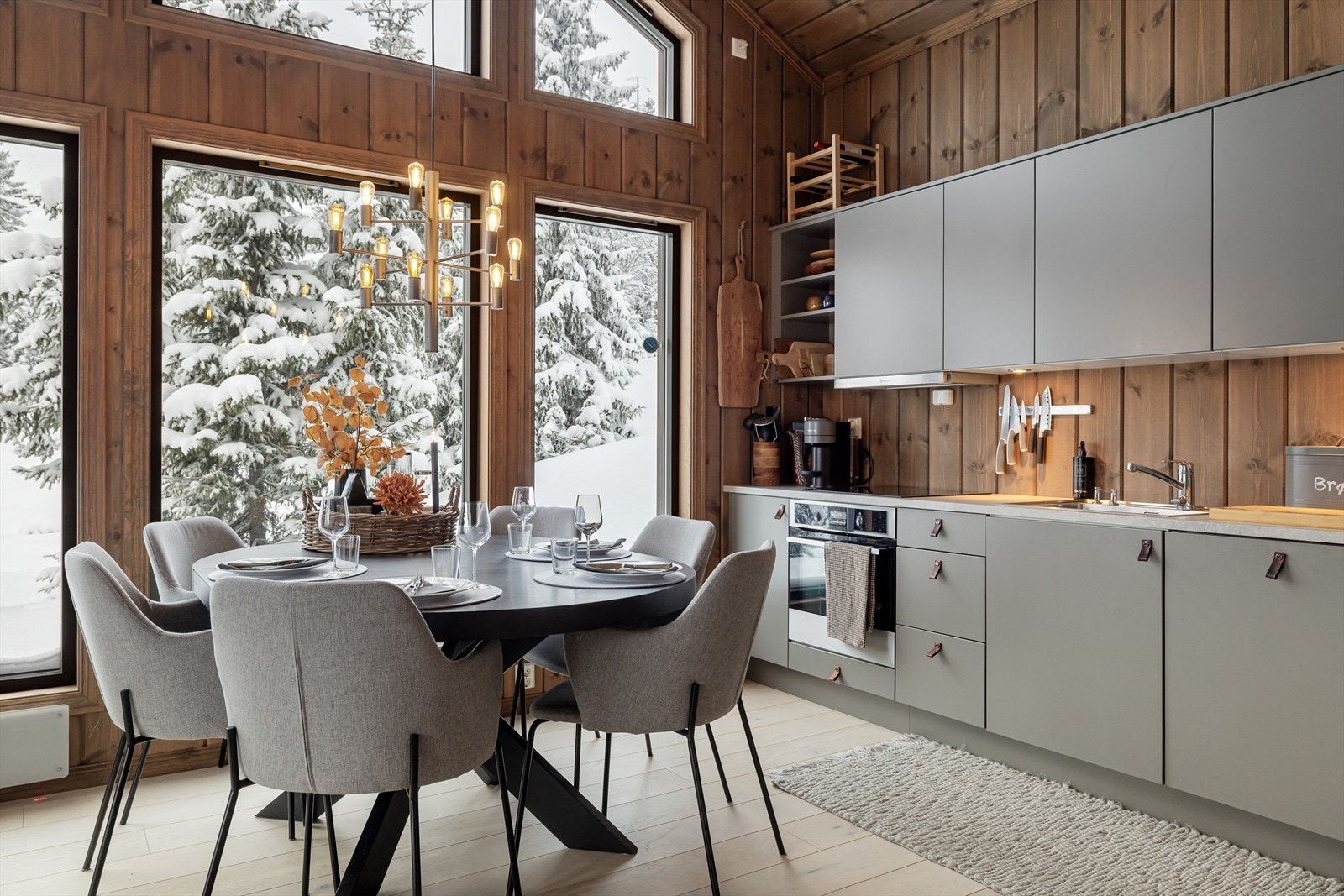 Det er utstyrt med integrerte hvitevarer som stekeovn, platetopp, oppvaskmaskin og kjøleskap med fryser. Galleribilde