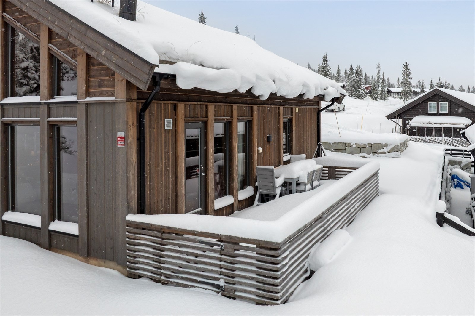 Hytta har en terrasse på 22 m² som vender mot sør. Galleribilde