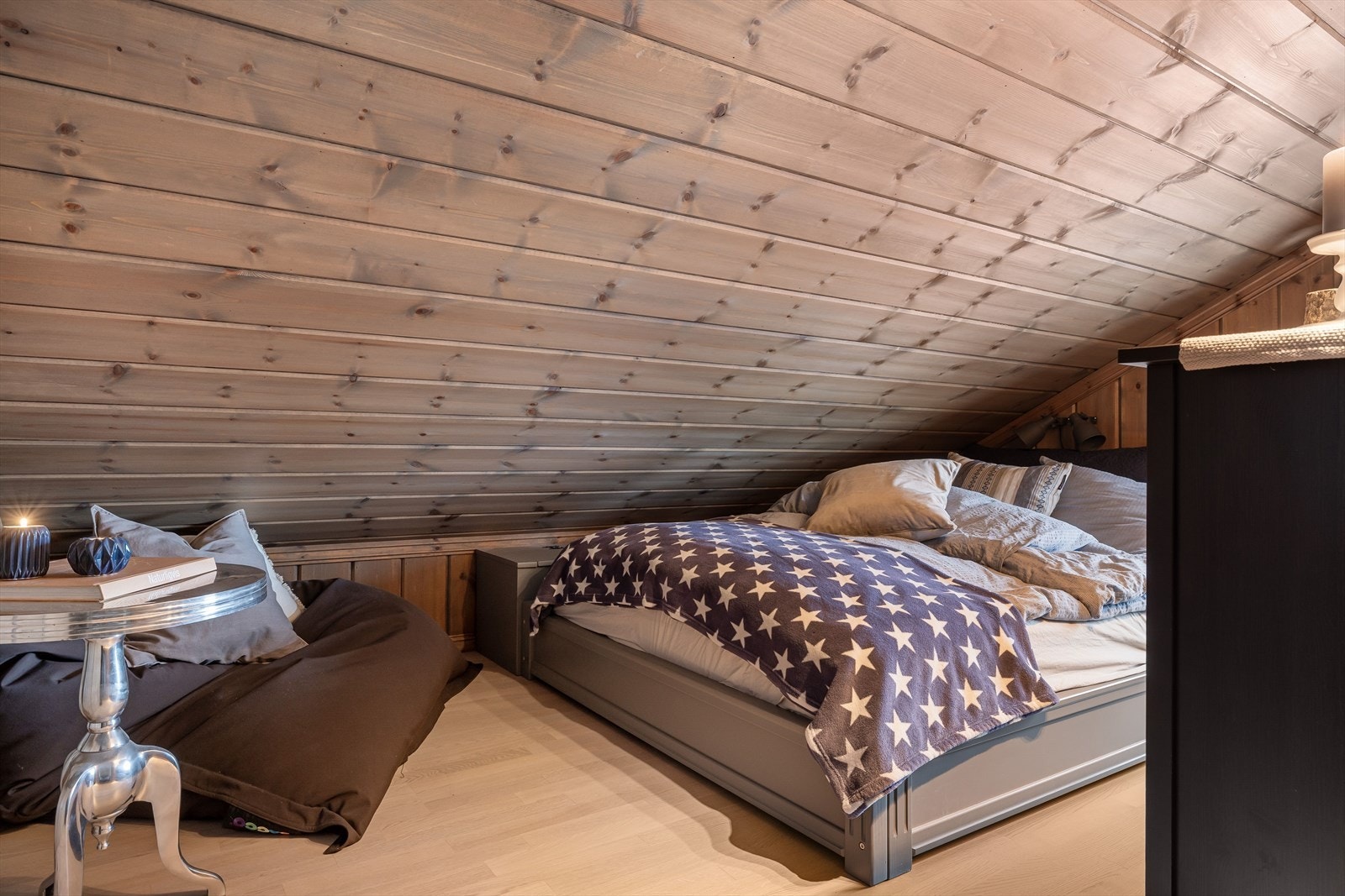 Begge rommene er innredet med senger som medfølger. Det er også plass til diverse oppbevaringsmøbler. Galleribilde