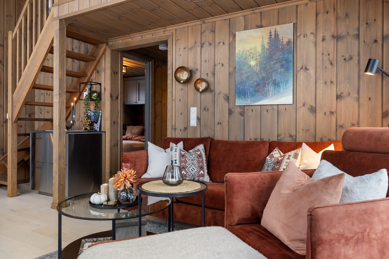 Rommet har et lyst 1-stavs parkettgulv og lune, brunbeisede vegger. Galleribilde