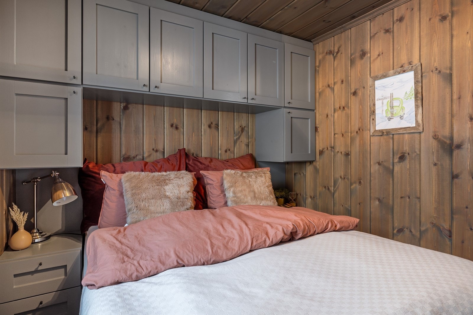 Det er plass til dobbeltseng mellom de plassbygde veggskapene. Galleribilde