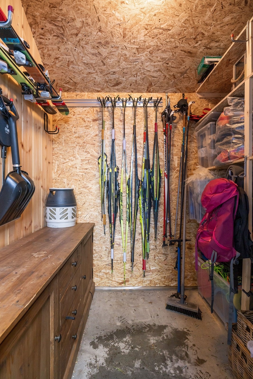 Utebod med god og effektiv lagring av sky og annet utstyr. Galleribilde