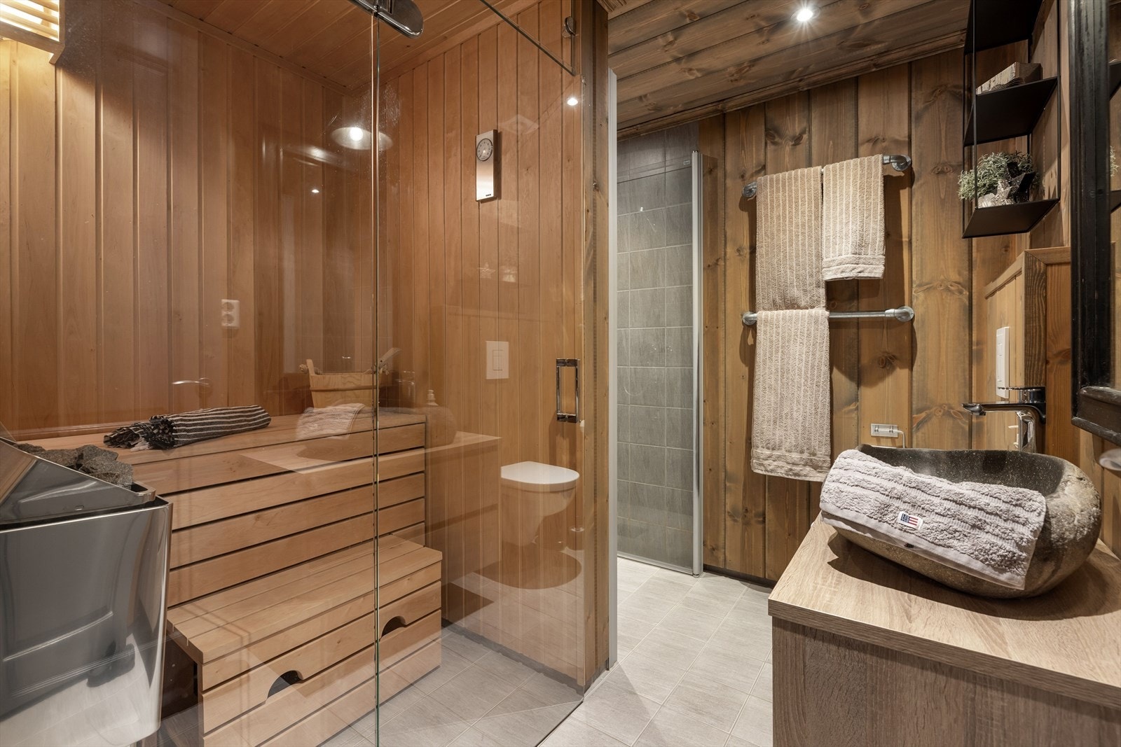 Lunt og hyggelig bad med flislagt gulv med varmekabler. Badet har adkomst til badstue, noe som kan være godt etter en kald dag ute. Galleribilde