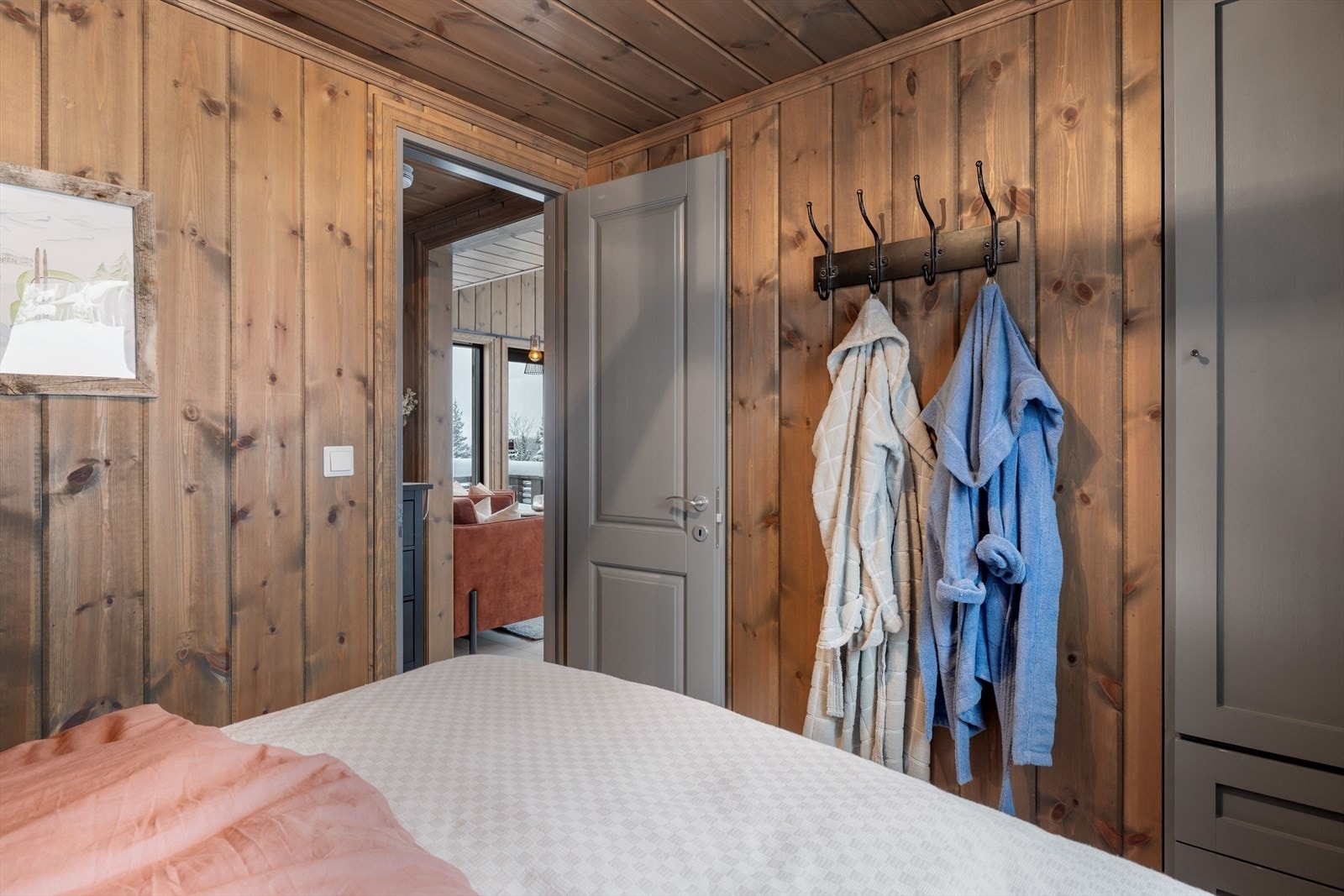 I tillegg er rommet utstyrt med et garderobeskap, som du kan se til høyre i bildet. Galleribilde