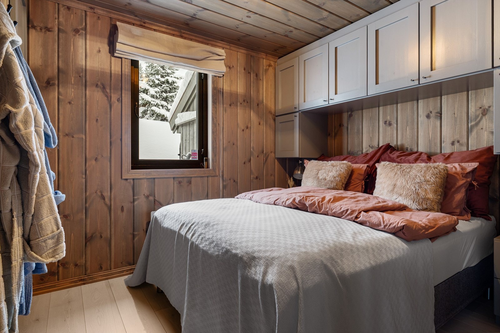 Det er to soverom i hyttas 1. etasje. Dette er hovedsoverommet som er innredet med i samme utførelse som øvrige rom i hytta. Galleribilde