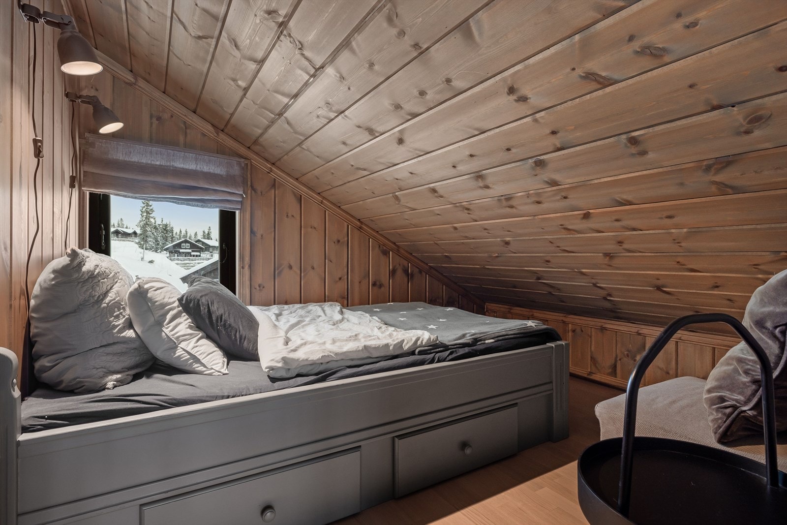 Rom innredet og brukt som soverom på hemsen. Rommet er ikke godkjent til varig opphold. Galleribilde