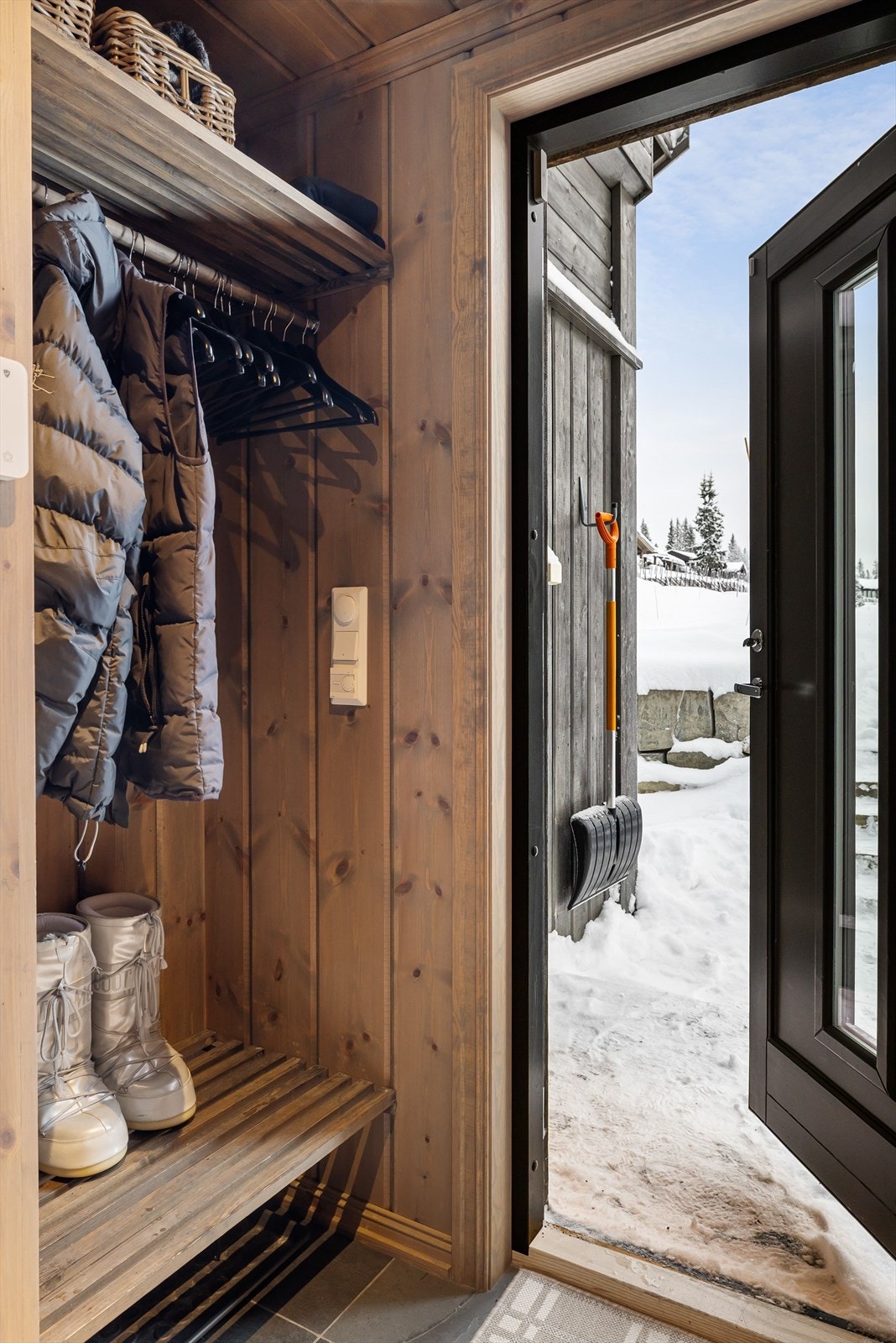 Hyttas entré har en praktisk nisje for oppbevaring av sko og yttertøy. Galleribilde