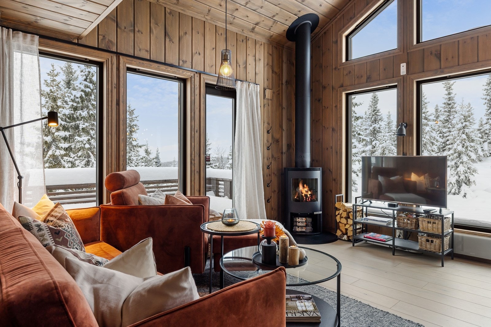 Det er installert peisovn i hjørnet av rommet som både gir god varme og en fin atmosfære. Galleribilde