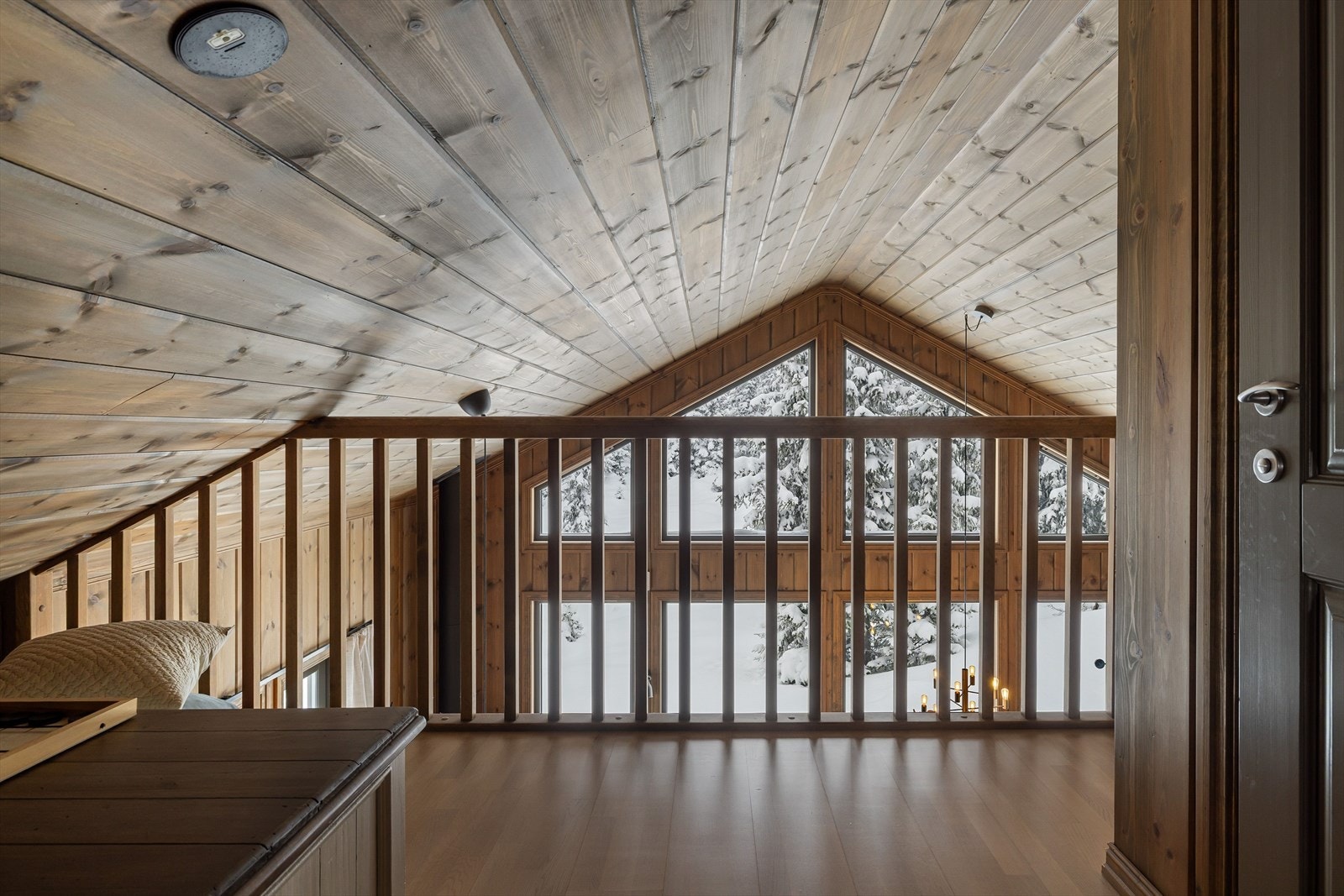 Det er åpen fra hemsen og ned til stua og kjøkkenet. Galleribilde