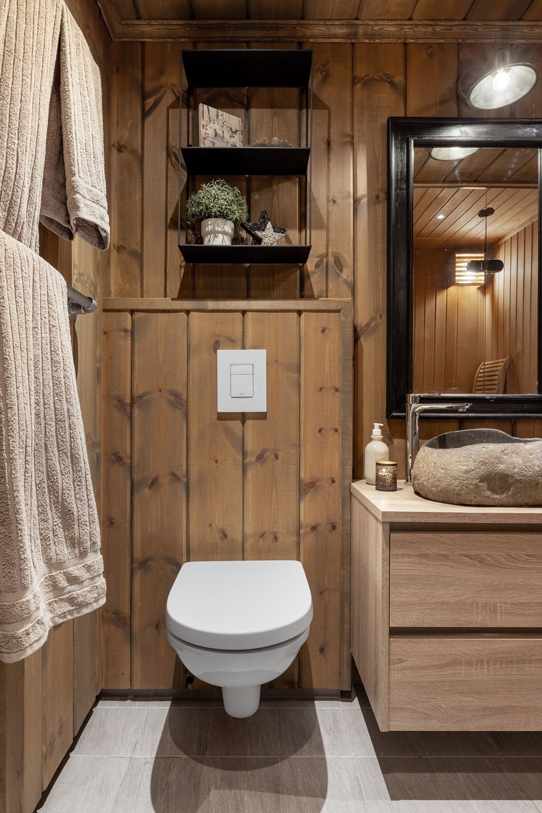 Rommet er utstyrt med veggmontert toalett. Galleribilde