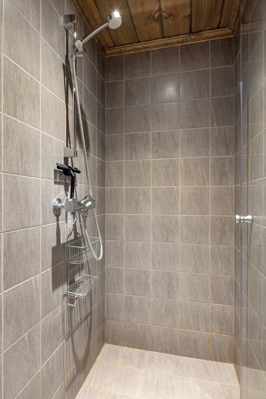 Dusjnisje med dusjdør og veggmontert dusjbatteri. Galleribilde