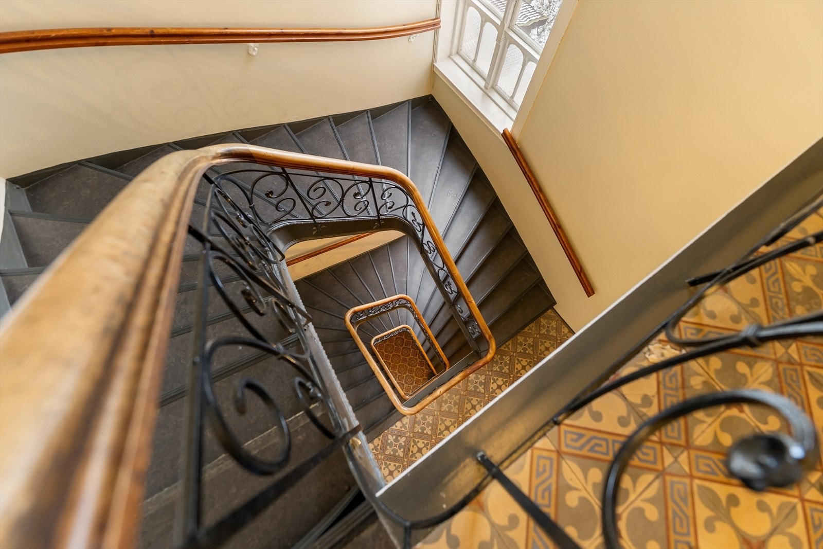 Velholdt trappeoppgang med originale detaljer. Galleribilde