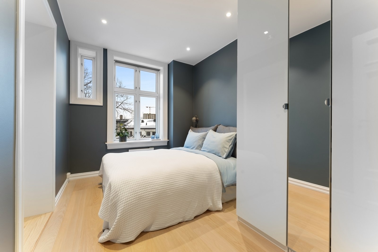 Soverommet er vendt mot rolig bakgård og ligger høyt og fritt over nabolaget. Hyggelig utsikt. Galleribilde