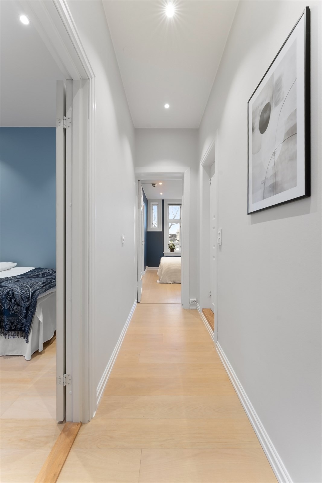 Leiligheten er utstyrt med downlights i himling som gir gjennomgående og behagelig lys. Galleribilde