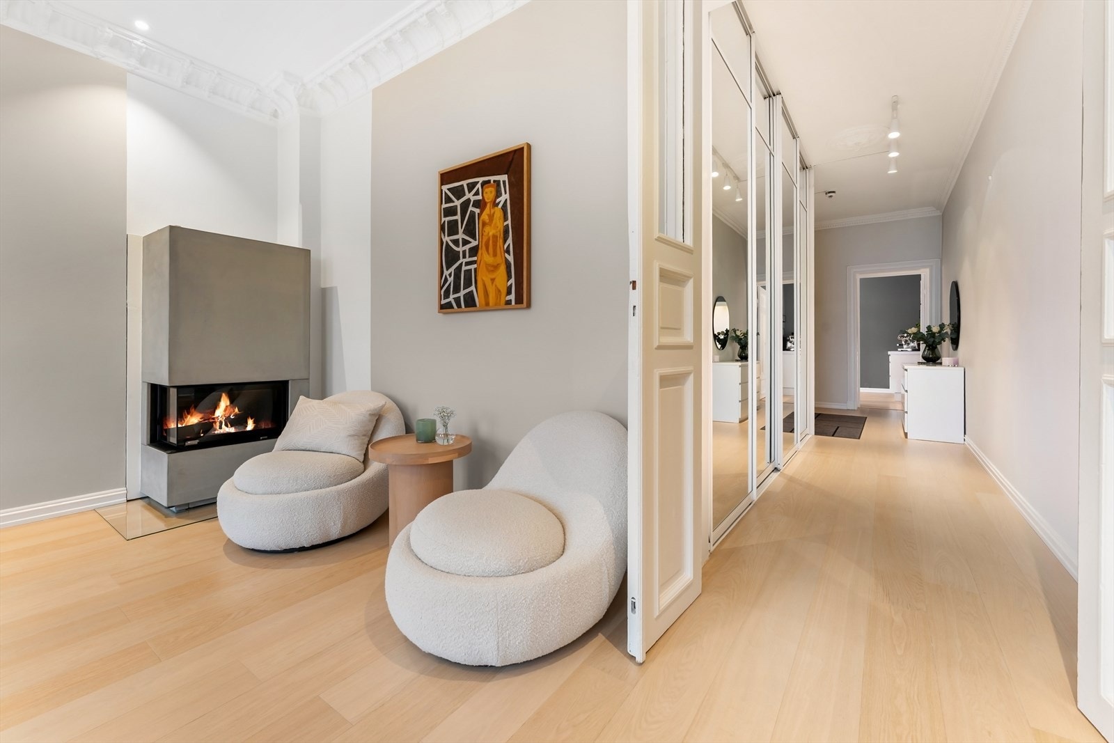 Lekker 1 stavs eikeparkett, slipt og lakkert i 2020, strekker seg gjennom leiligheten. Galleribilde