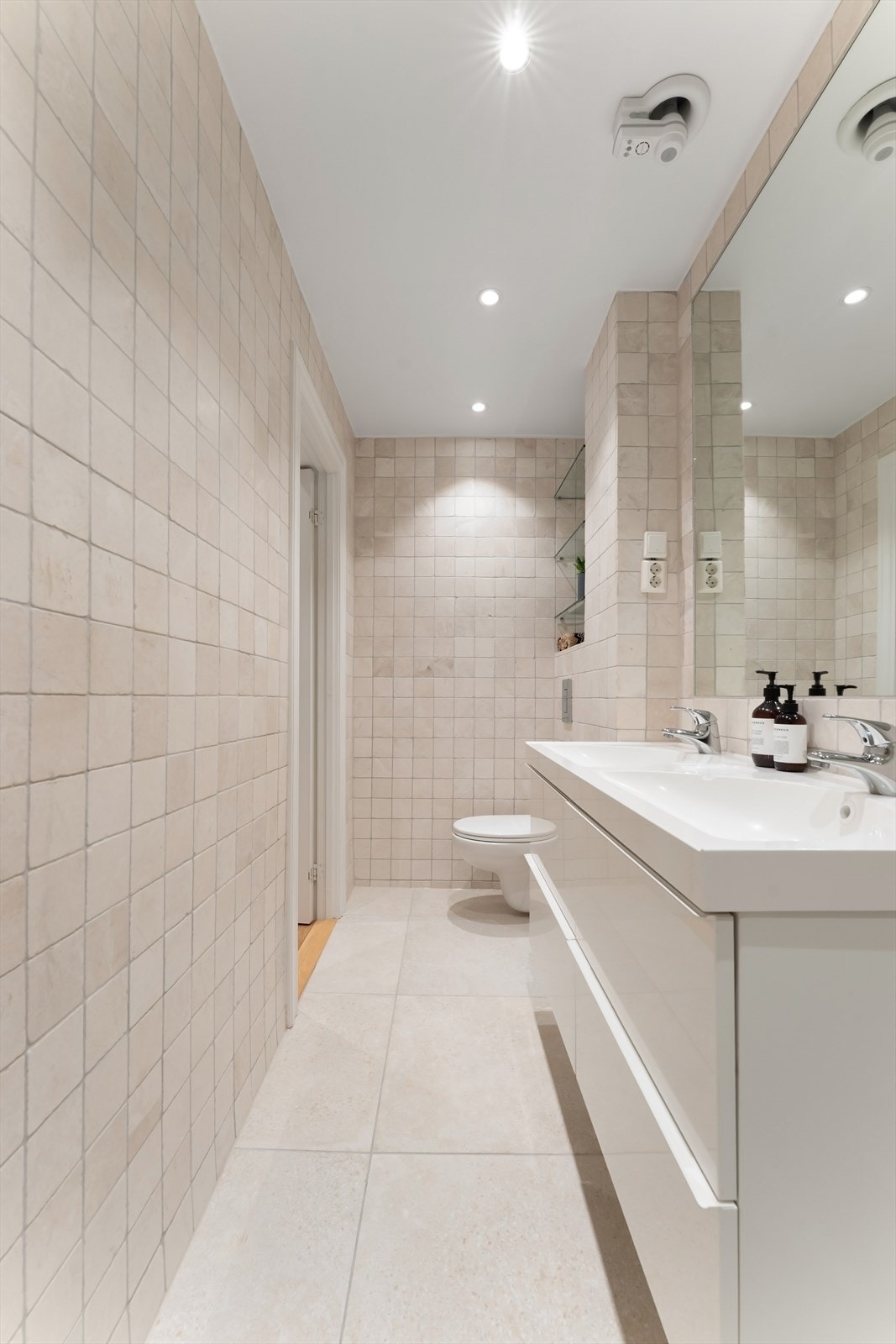 Badet består av flislagt gulv med varmekabler, flislagte vegger og malt himling. Opplegg for vaskemaskin på bad i tillegg til opplegg for vaskemaskin og tørketrommel i bod i baktrapp. Galleribilde