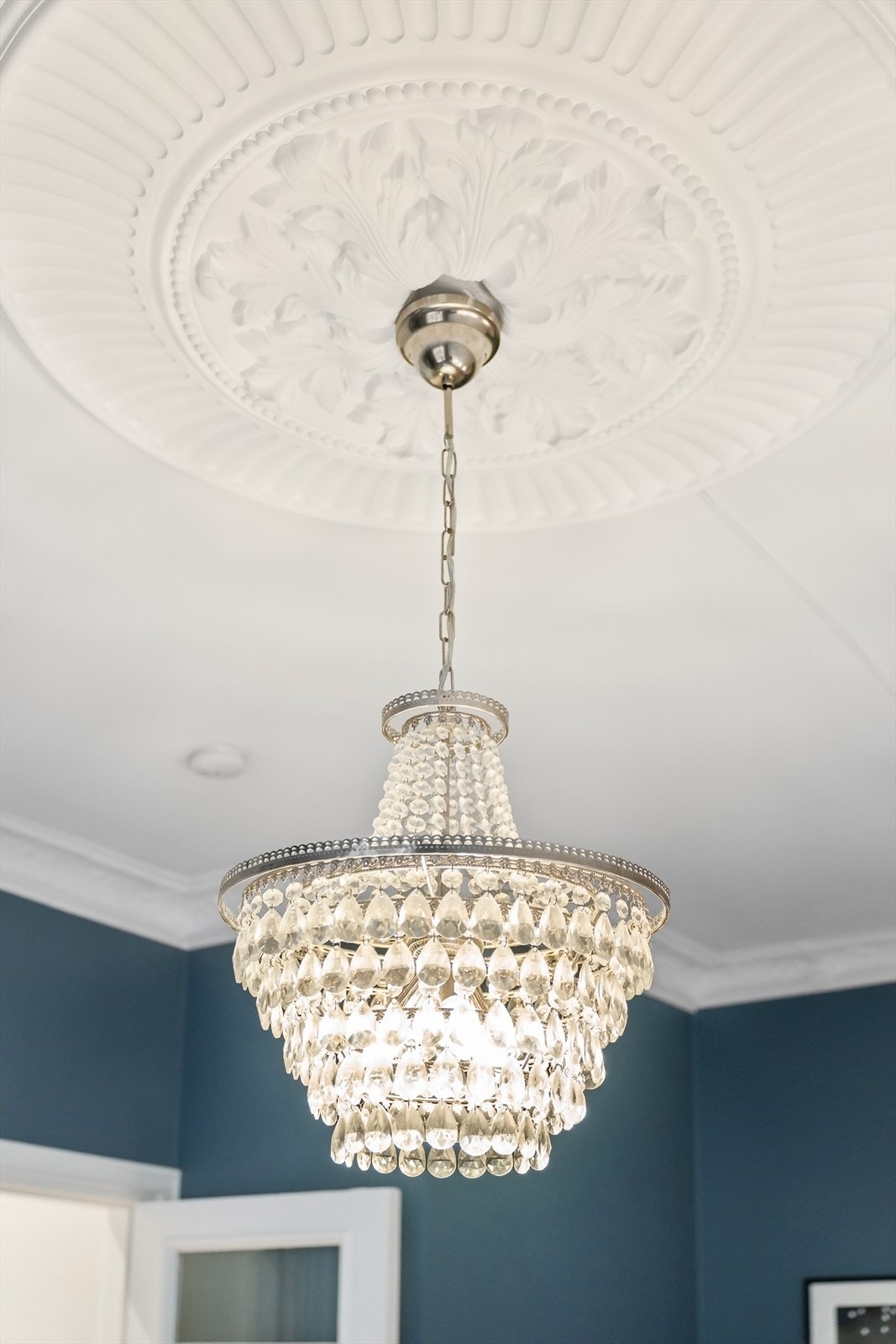 Klassiske detaljer som rosett og stukkatur også her. Galleribilde