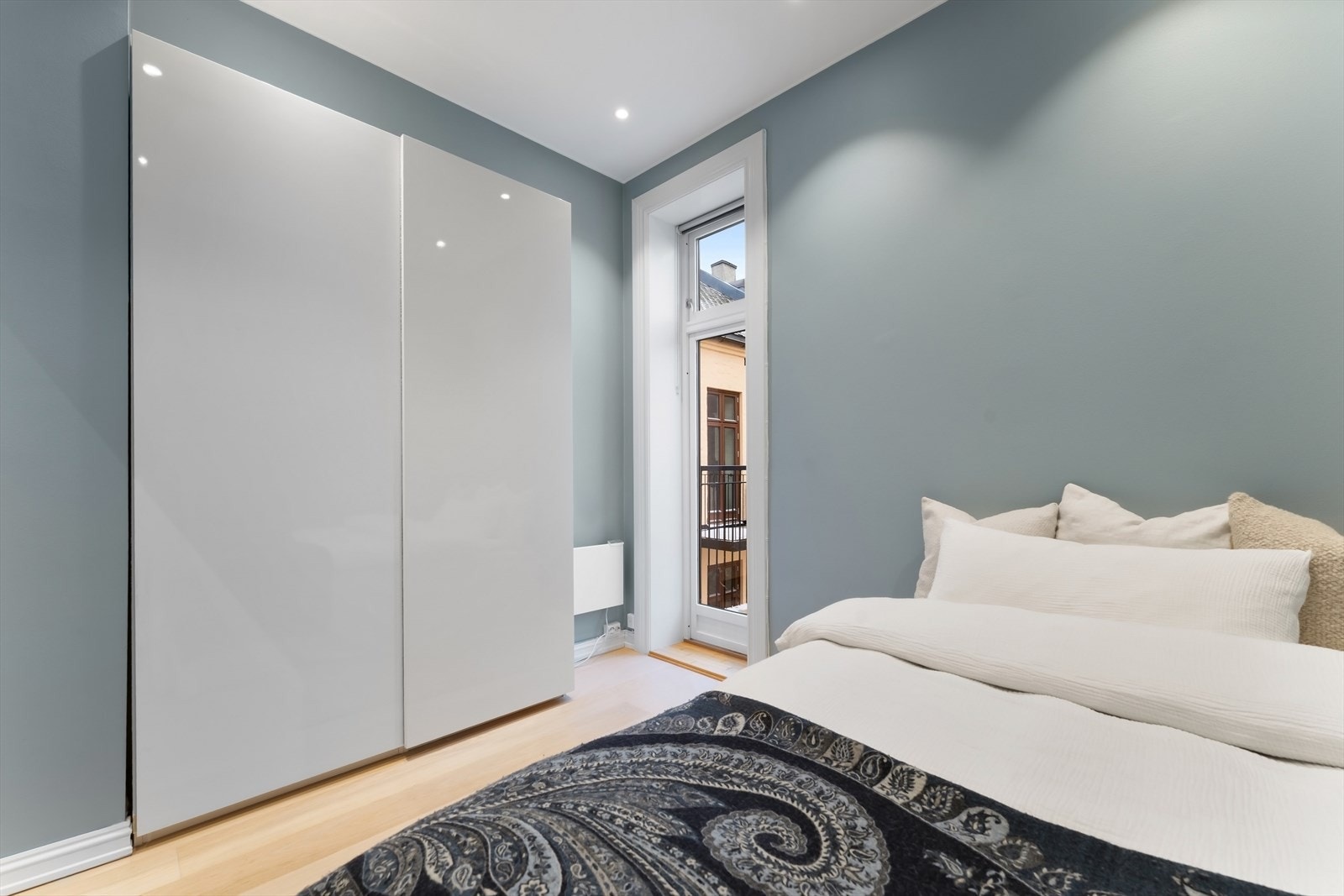 Soverom 2 med god plass til seng og garderobeløsning. Galleribilde