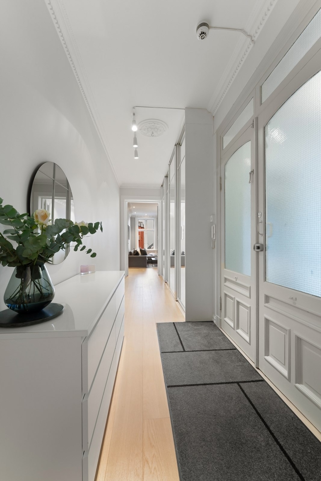 Lys entré med romslig garderobeløsning. Galleribilde