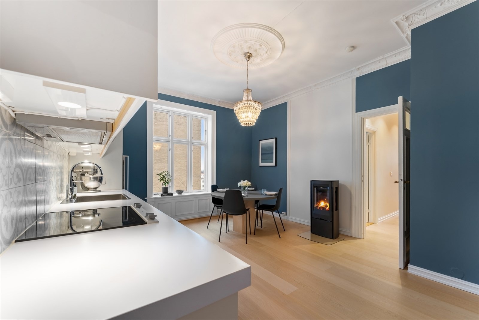 Leiligheten oppleves romslig med store oppholdsrom. Galleribilde