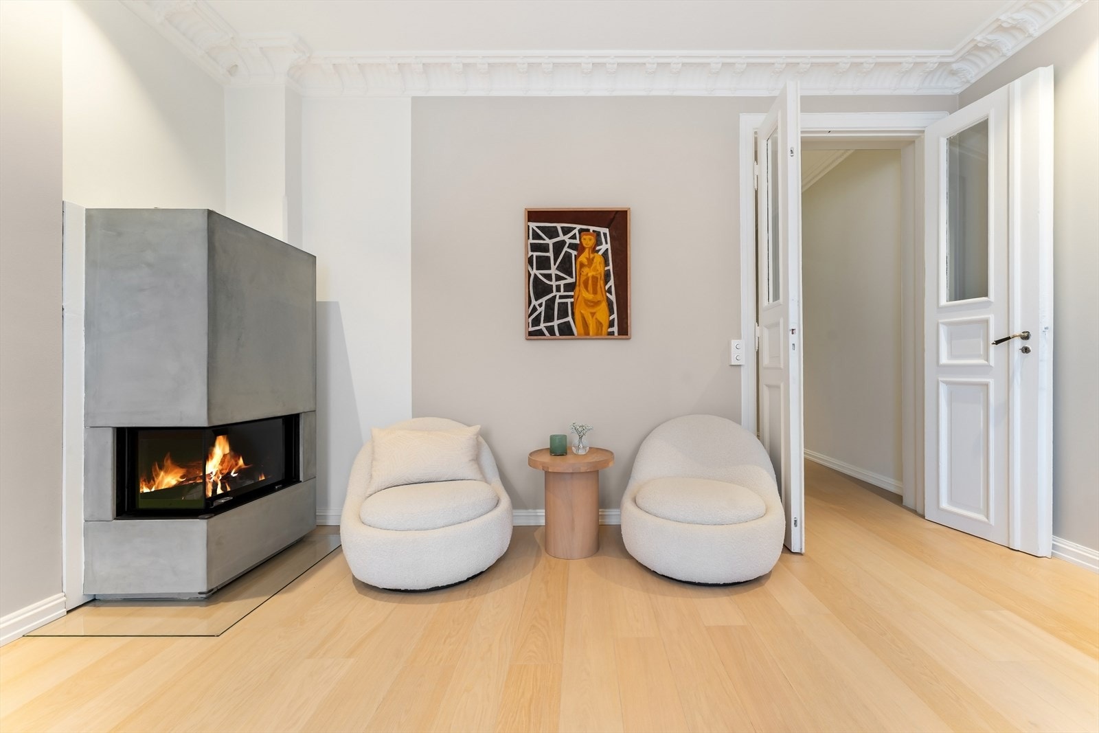 Peis med omramming og hevedør i glass fra 2021. Galleribilde