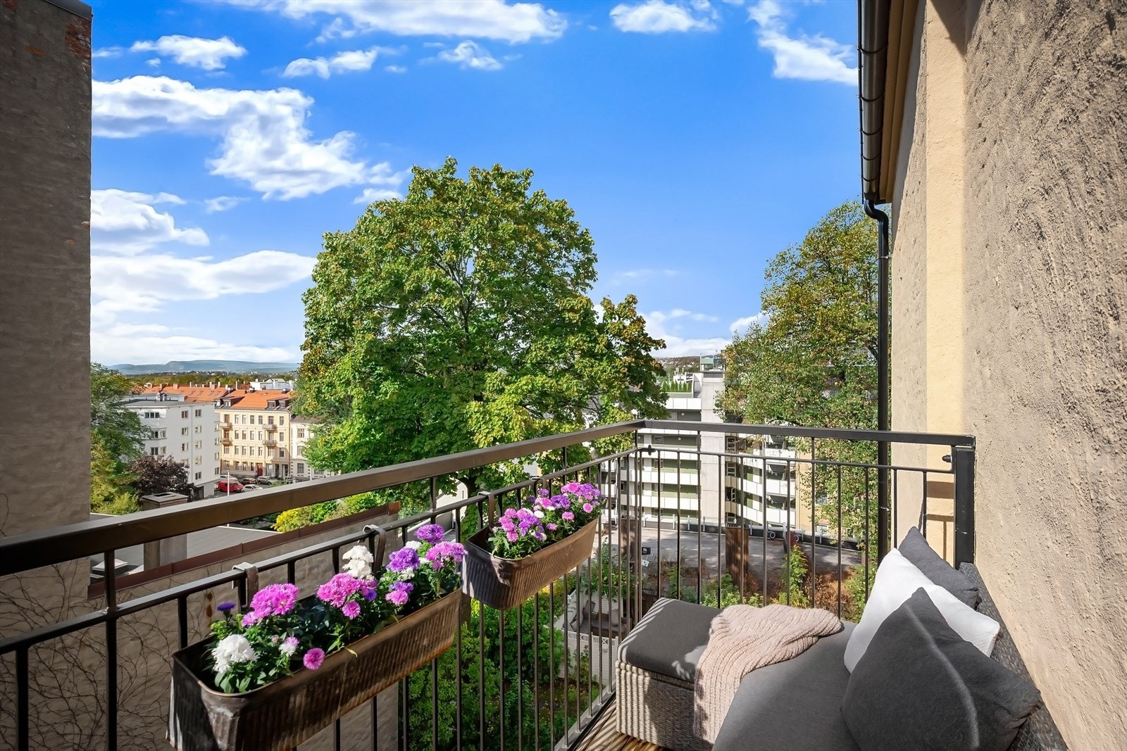 Sommerbilde. Balkongen er solrik med flott utsikt. Galleribilde