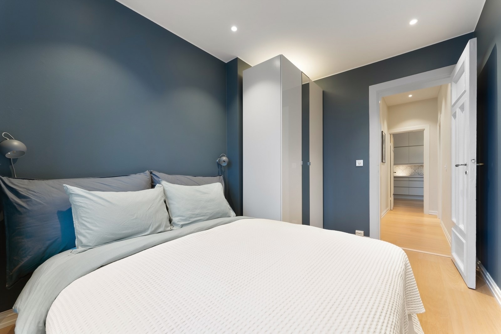 Hovedsoverom med plass til dobbeltseng og garderobeløsning. Galleribilde