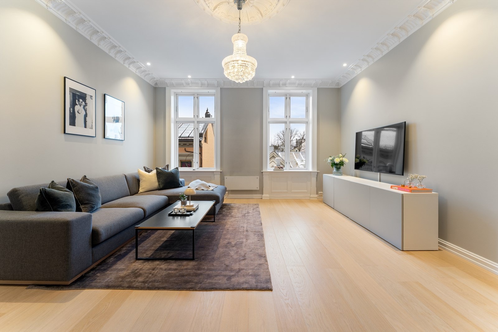 Her oppleves det lyst og luftig med store vindusflater som slipper inn rikelig med naturlig lys. Galleribilde