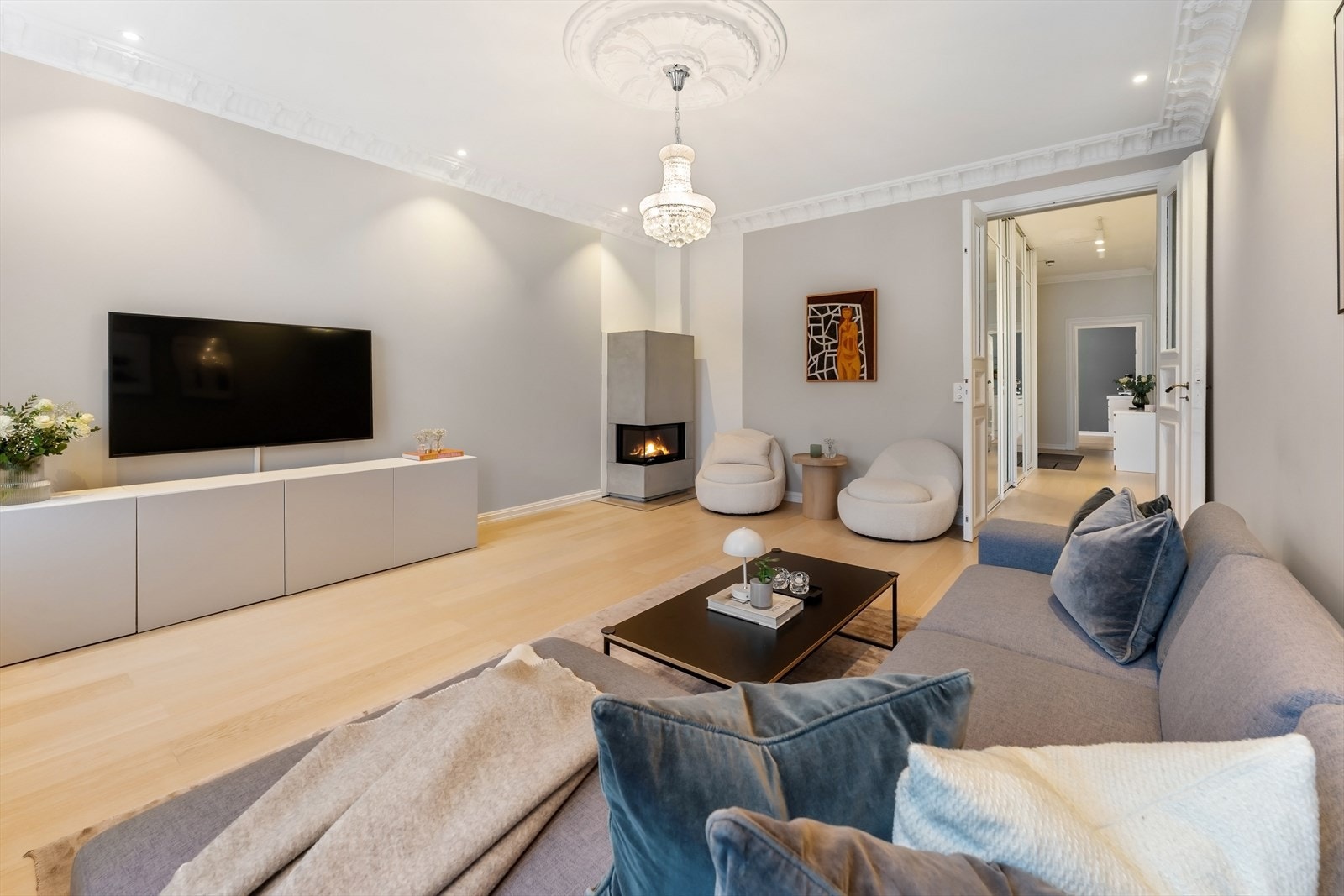 Klassiske detaljer som rosett, stukkatur og en generøs takhøyde på 2,88m. Galleribilde