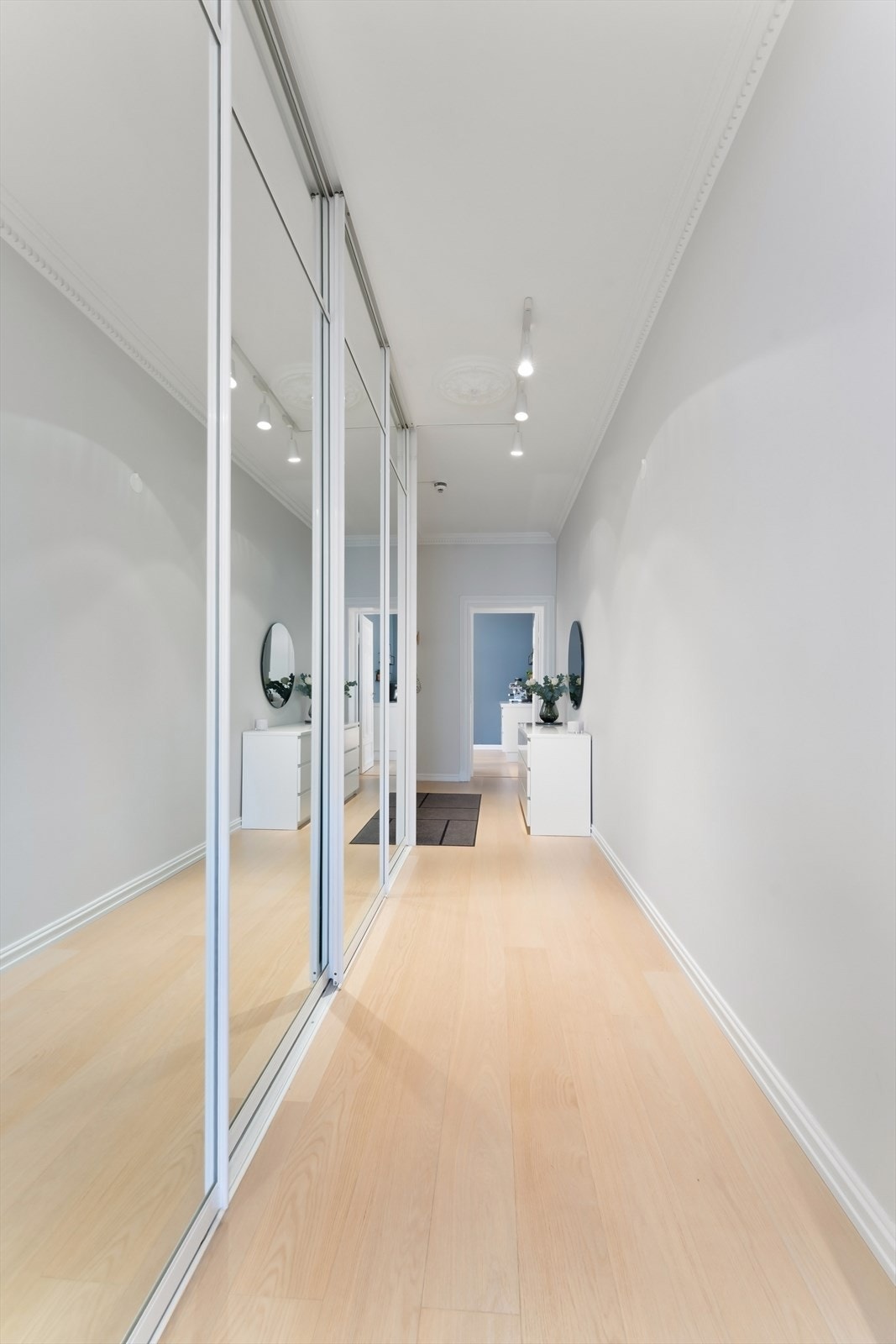 Skyvedørsgarderobe med speil gir rikelig med oppbevaringsplass. Galleribilde