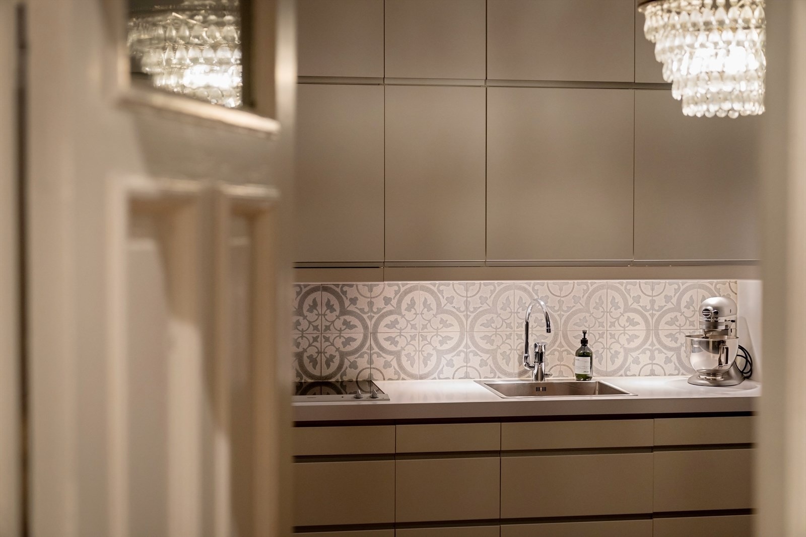 Fliser over benk fra 2020. Galleribilde