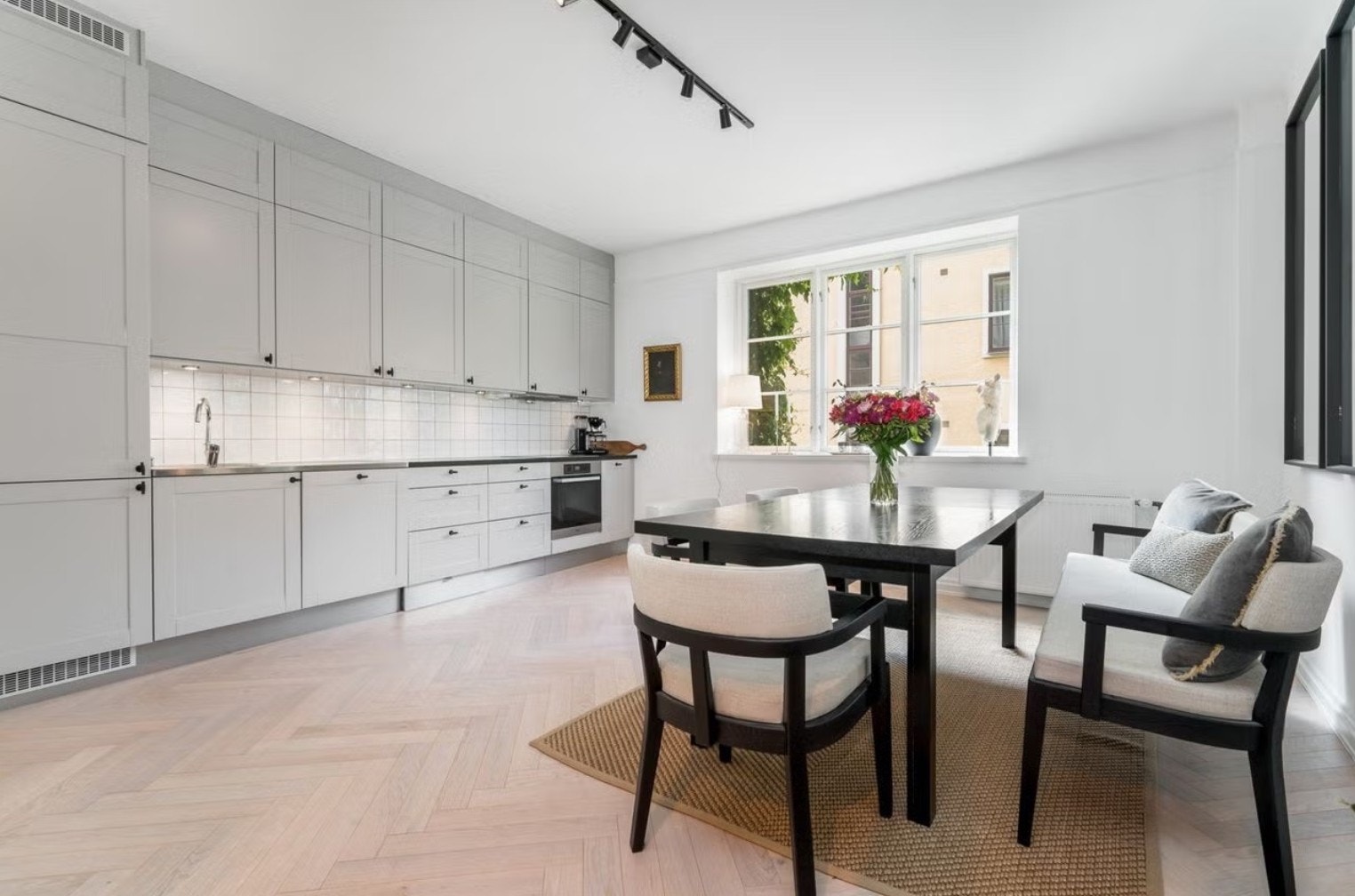 Kjøkken fra HTH med lekkert gulv og god belysning. Galleribilde