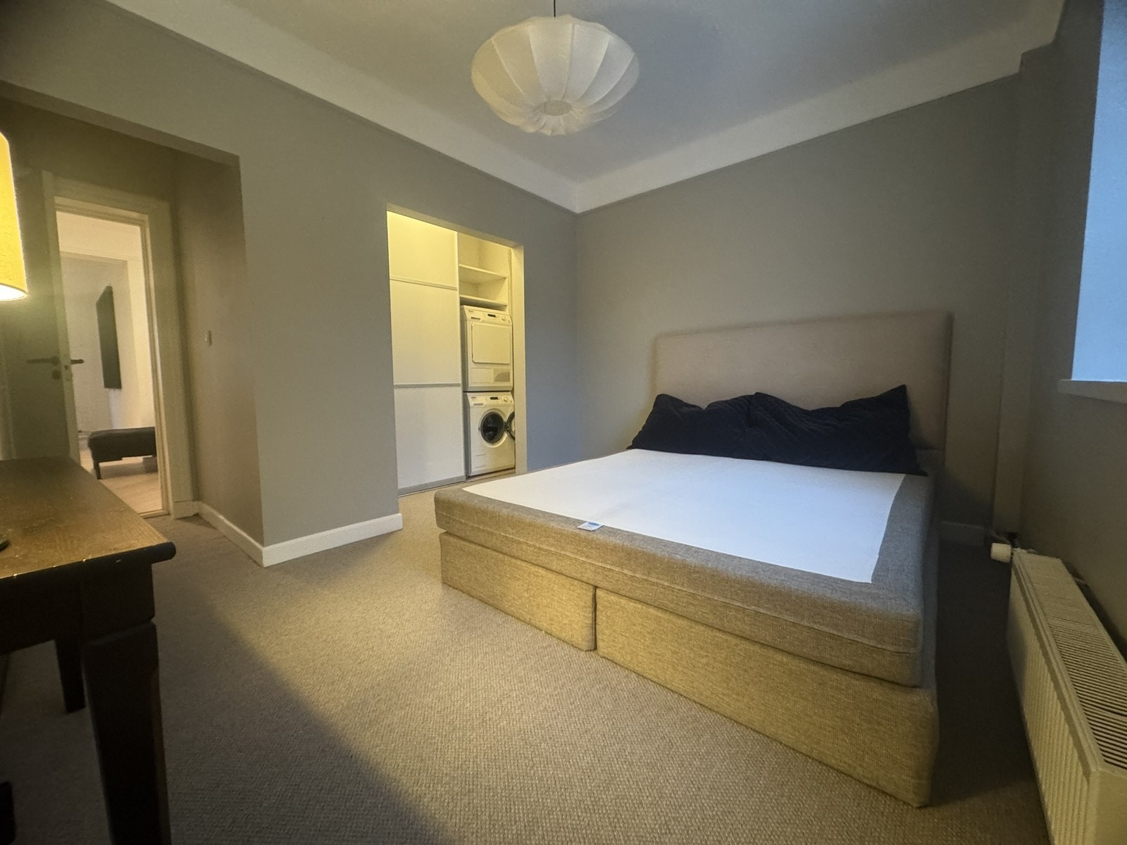 Romslig soverom med walkin og seng som følger. Galleribilde