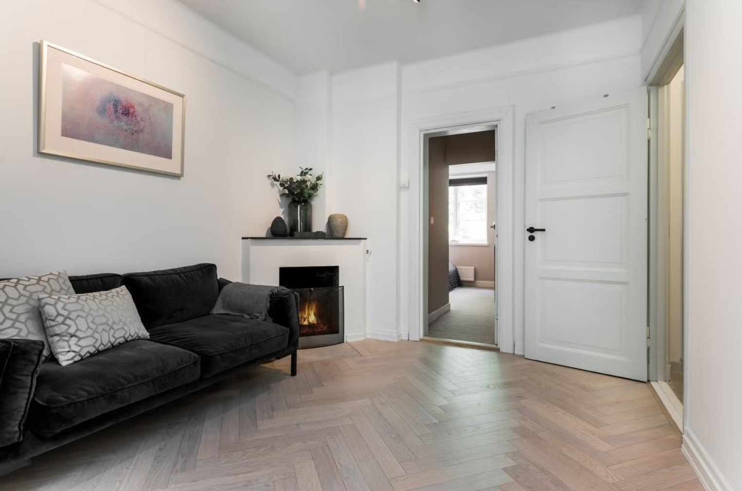 Stue med åpen peis. Galleribilde