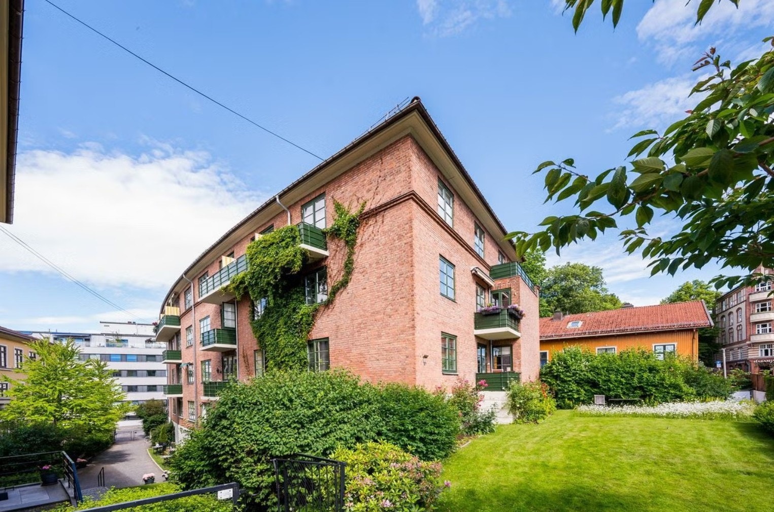 Fasade- Leiligheten ligger i 2.etg. Galleribilde