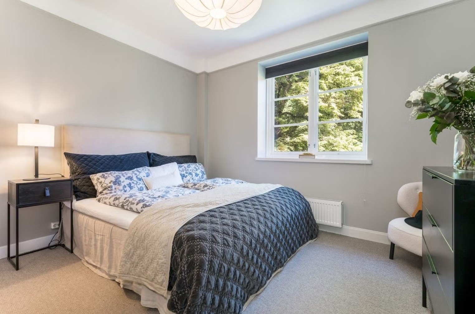 Romselig soverom mot bakgård. Galleribilde