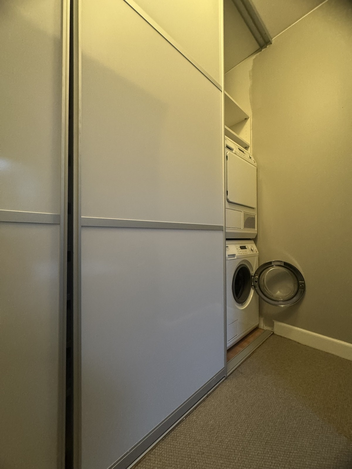 Walk in closet med god lagringsplass Galleribilde