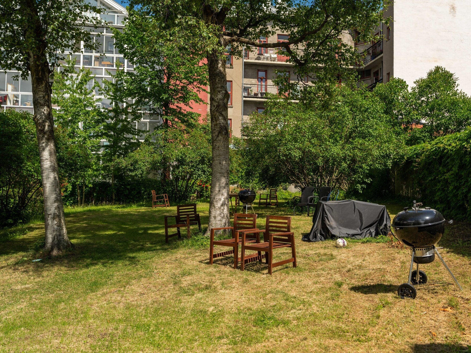 Hyggelig bakgård. Foto lånt med samtykke fra fotograf Alexander Granli @Boliggram. Galleribilde