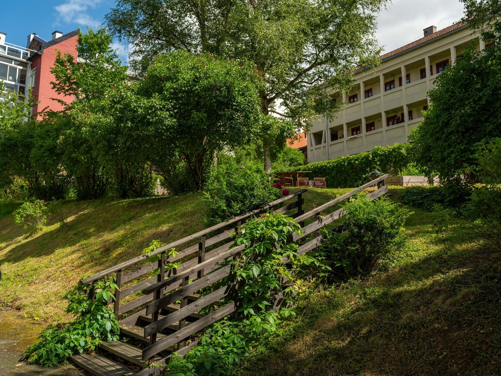 Aksjelaget har en hyggelig bakgård. Foto lånt med samtykke fra fotograf Alexander Granli @Boliggram. Galleribilde