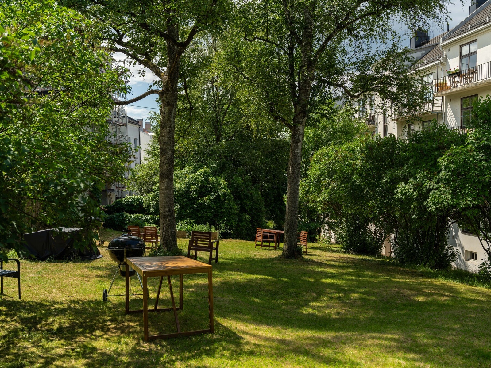 Bakgården er opparbeidet med sittegrupper og grill. Foto lånt med samtykke fra fotograf Alexander Granli @Boliggram. Galleribilde