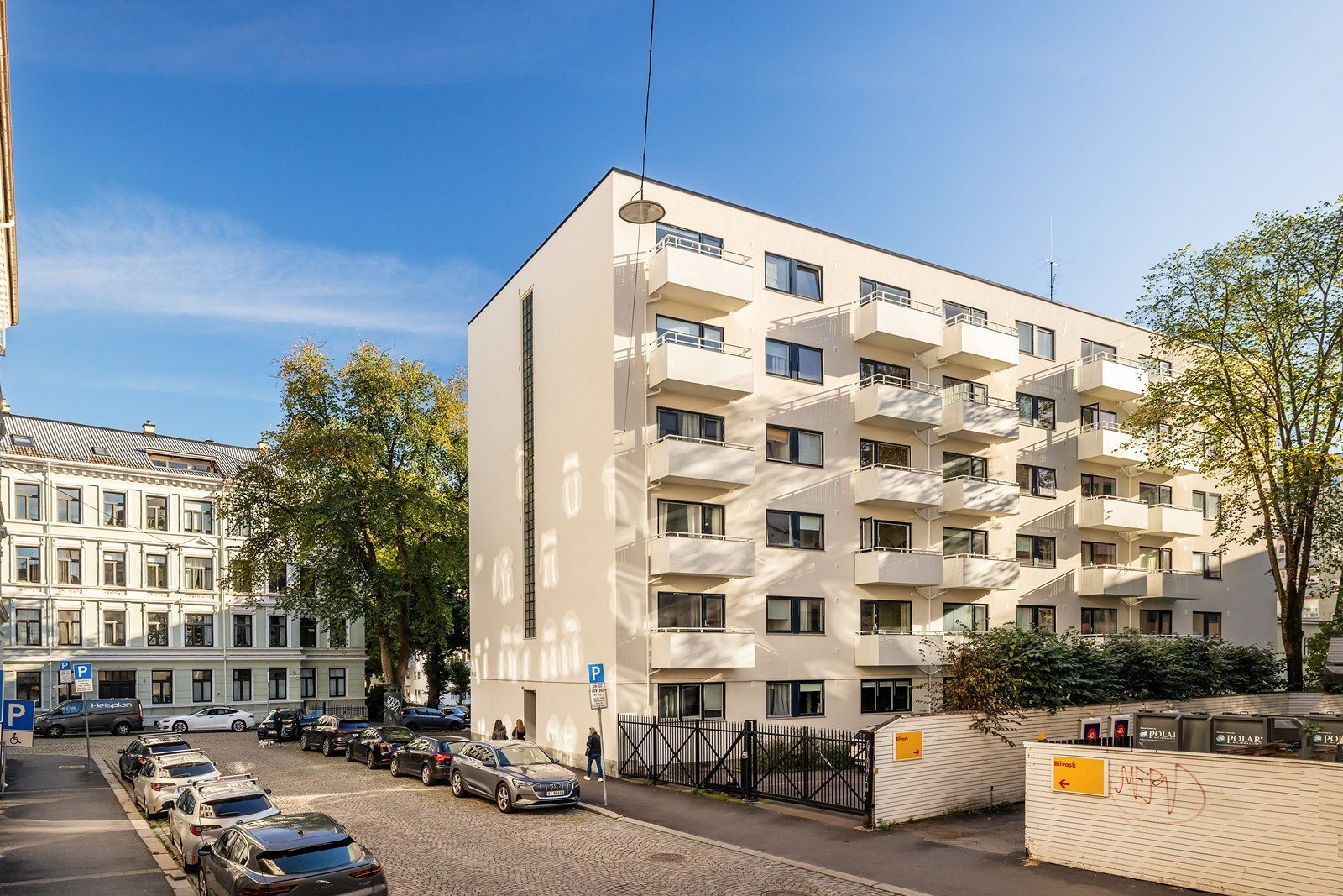 Bilde av fasade mot bakgård tatt sommerstid Galleribilde