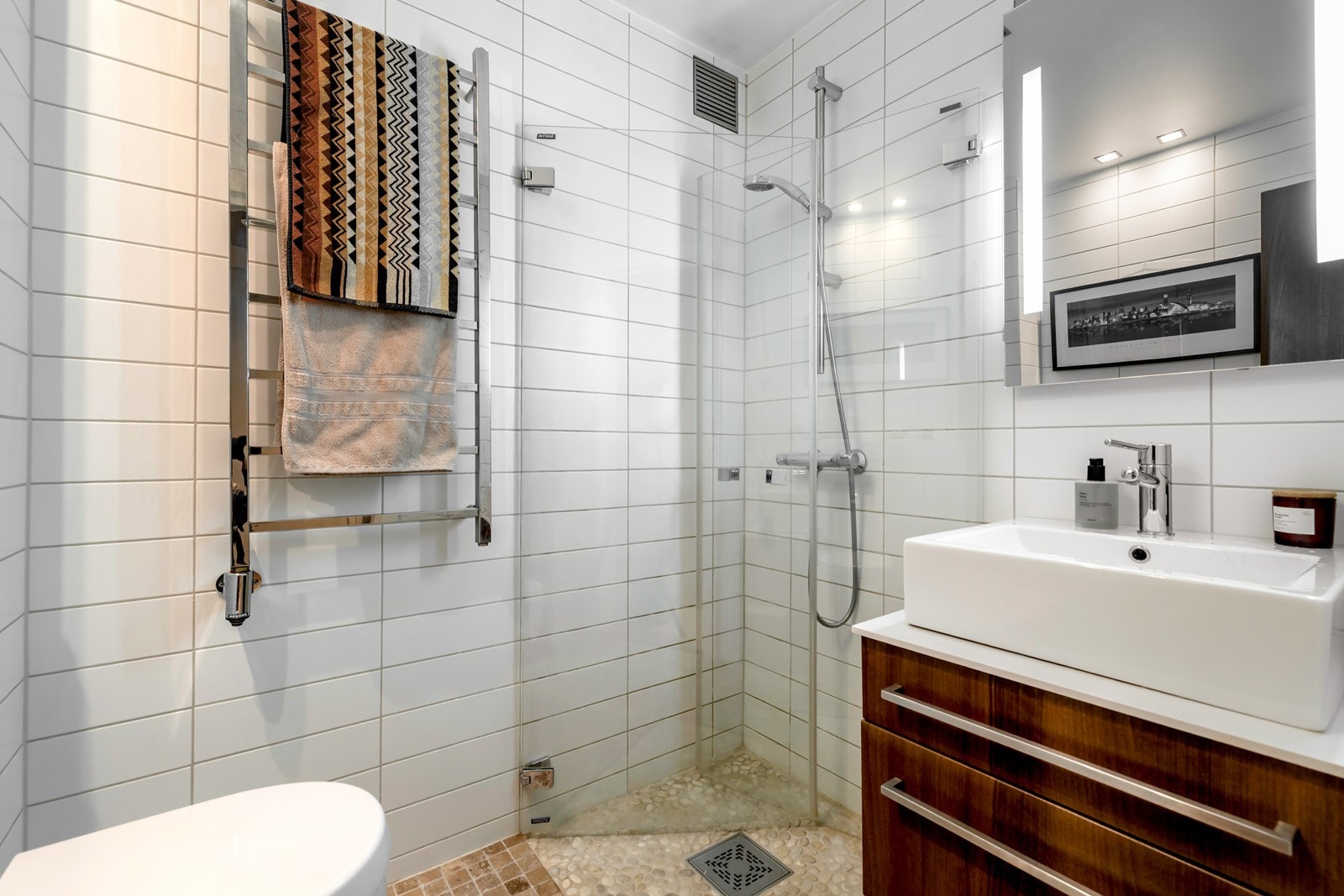 Bad med servantseksjon, vegghengt toalett og dusjhjørne Galleribilde