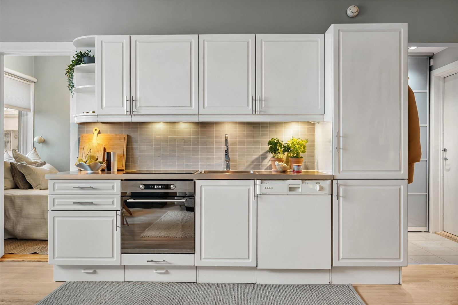 Det montert fliser på vegg mellom benkeplate og overskap Galleribilde